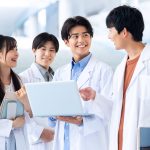 研究をしている大学生